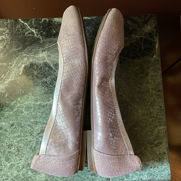 Vionic flats. No insoles. Shimmery lilac color. Pretty. Size 8.5 - Picture 8 of 8